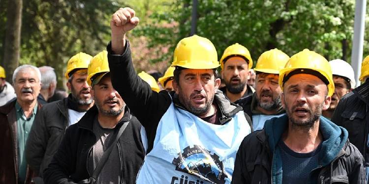 Serbest bırakılan madenciler eylemlerini sürdürüyor