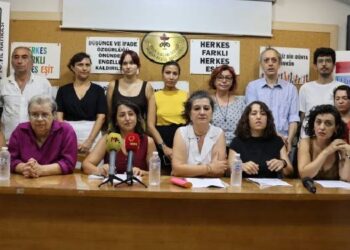Kadın İşçi Haber Sitesi’nden akademisyenlere destek: Mücadeleyi büyüteceğiz Kadın İşçi Haber Sitesi’nden akademisyenlere destek: Mücadeleyi büyüteceğiz