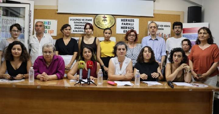 Kadın İşçi Haber Sitesi’nden akademisyenlere destek: Mücadeleyi büyüteceğiz Kadın İşçi Haber Sitesi’nden akademisyenlere destek: Mücadeleyi büyüteceğiz