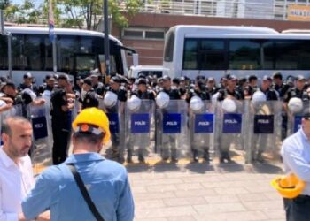 Madenciler bakanlık önünde ablukaya alındı