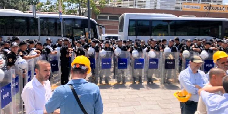 Madenciler bakanlık önünde ablukaya alındı Madenciler bakanlık önünde ablukaya alındı