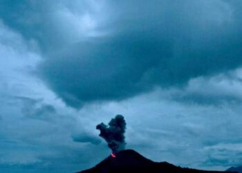 Endonezya’daki Anak Krakatau yanardağında peş peşe patlamalar