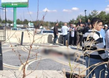 AYM önünde bir emekli intihar etti AYM önünde bir emekli intihar etti