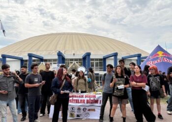 Ege Üniversitesi’nde polis saldırısı: Çok sayıda öğrenci gözaltına alındı Ege Üniversitesi’nde polis saldırısı: Çok sayıda öğrenci gözaltına alındı
