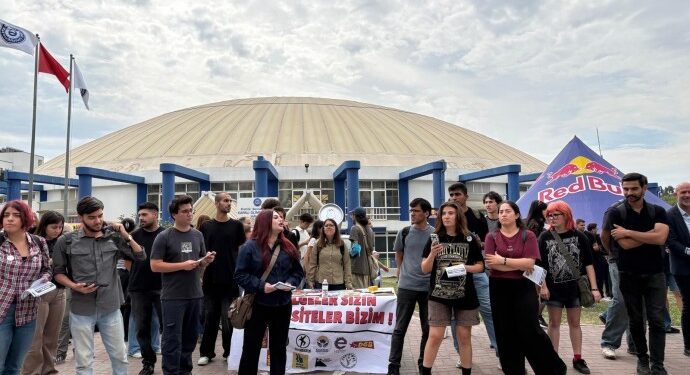Ege Üniversitesi’nde polis saldırısı: Çok sayıda öğrenci gözaltına alındı Ege Üniversitesi’nde polis saldırısı: Çok sayıda öğrenci gözaltına alındı