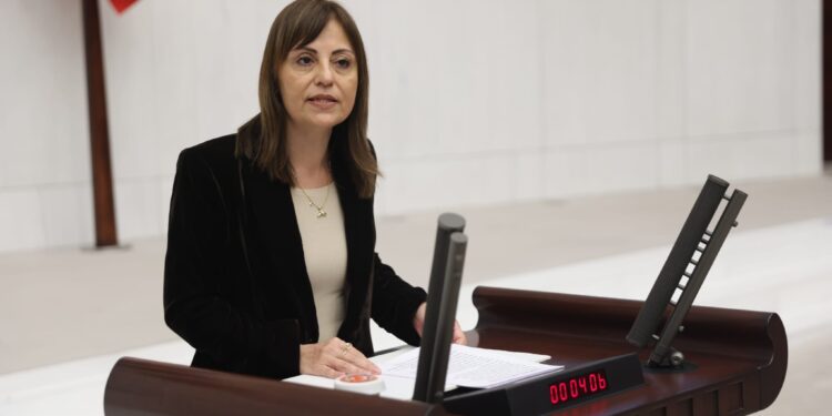 DEM Parti İstanbul Milletvekili Kezban Konukçu Devlet tiyatroları üzerine soru önergesi verdi DEM Parti İstanbul Milletvekili Kezban Konukçu Devlet tiyatroları üzerine soru önergesi verdi