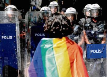 İzmir’de LGBTİ+’lara yönelik operasyonda 16 kişi tutuklandı