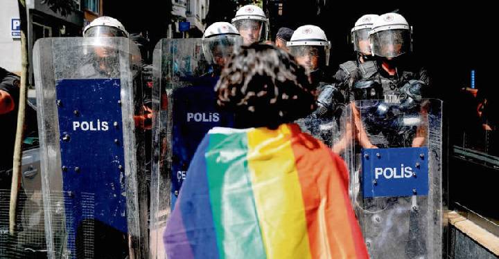 İzmir’de LGBTİ+’lara yönelik operasyonda 16 kişi tutuklandı İzmir’de LGBTİ+’lara yönelik operasyonda 16 kişi tutuklandı