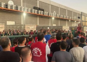 Smart Güneş işçileri gece boyunca fabrikayı terk etmedi: Direniş sürüyor Smart Güneş işçileri gece boyunca fabrikayı terk etmedi: Direniş sürüyor