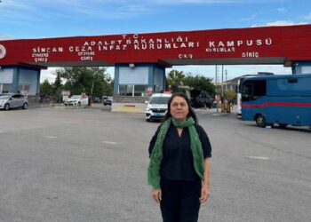 Özgül Saki, Sincan Cezaevi’ndeki LGBTİ+ tutukluları ziyaret etti: “Arkadaşlarımız beton üzerinde yatıyor” Özgül Saki, Sincan Cezaevi’ndeki LGBTİ+ tutukluları ziyaret etti: “Arkadaşlarımız beton üzerinde yatıyor”