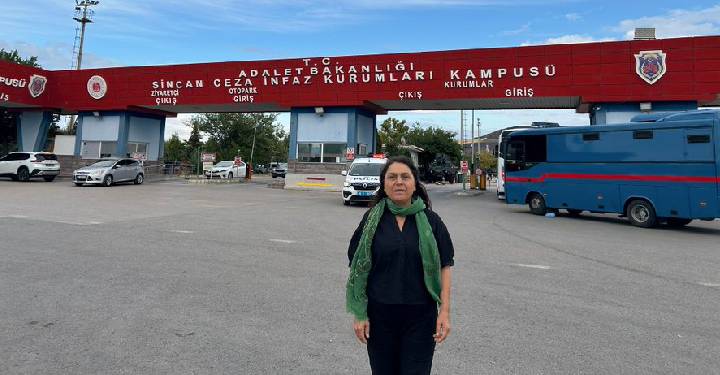 Özgül Saki, Sincan Cezaevi’ndeki LGBTİ+ tutukluları ziyaret etti: “Arkadaşlarımız beton üzerinde yatıyor” Özgül Saki, Sincan Cezaevi’ndeki LGBTİ+ tutukluları ziyaret etti: “Arkadaşlarımız beton üzerinde yatıyor”