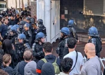 Fransa’da liseliler ve kamu çalışanları sokakta: Eğitim ve ücret talepleri birleşti