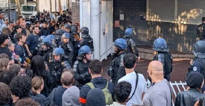 Fransa’da liseliler ve kamu çalışanları sokakta: Eğitim ve ücret talepleri birleşti Fransa’da liseliler ve kamu çalışanları sokakta: Eğitim ve ücret talepleri birleşti