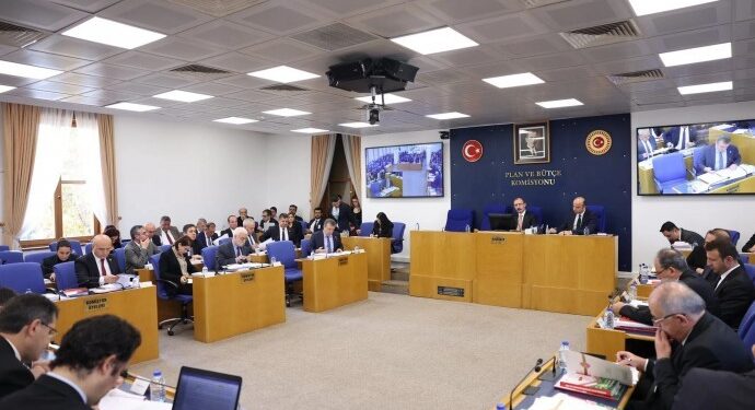 Saruhan Oluç: Fon vurgunundaki şebeke ortaya çıkarılmalı Saruhan Oluç: Fon vurgunundaki şebeke ortaya çıkarılmalı