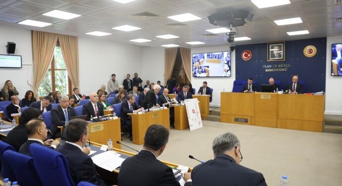 Bütçe görüşmeleri: 86 sayfalık sunumda yoksulluk kelimesi geçmiyor Bütçe görüşmeleri: 86 sayfalık sunumda yoksulluk kelimesi geçmiyor