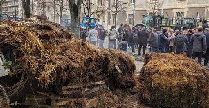 Fransız çiftçilerden vergi dairesine atıklı protesto Fransız çiftçilerden vergi dairesine atıklı protesto