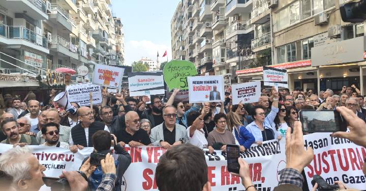 İzmir’de gazetecilerden sansüre karşı yürüyüş: Artık yeter, nefes alamıyoruz!